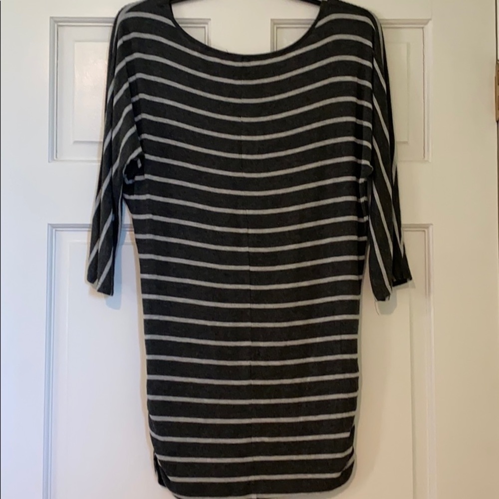 Zenana Outfitters Grey Striped Ruched Side Top M - Picture 2 of 3